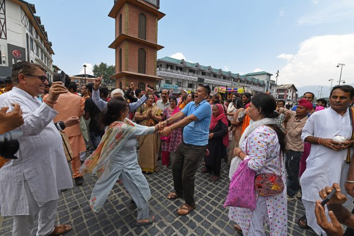 कश्मीरी पंडितों ने श्रीकृष्ण जन्माष्टमी के पावन अवसर पर श्रीनगर में निकाली शोभा यात्रा कश्मीरी पंडितों ने श्रीकृष्ण जन्माष्टमी के पावन अवसर पर श्रीनगर में निकाली शोभा यात्रा