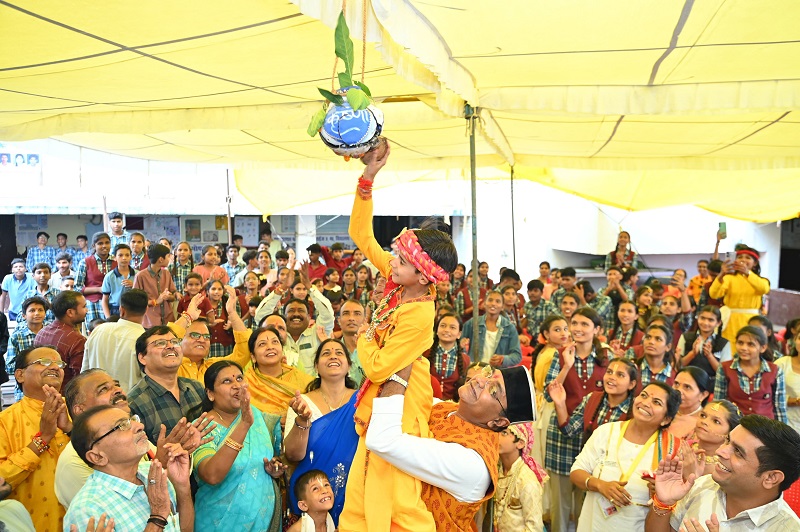 राम और कृष्ण के जीवन आदर्शों को आत्मसात कर संस्कृति से जुड़ेगी नई पीढ़ीः मंत्री सारंग राम और कृष्ण के जीवन आदर्शों को आत्मसात कर संस्कृति से जुड़ेगी नई पीढ़ीः मंत्री सारंग