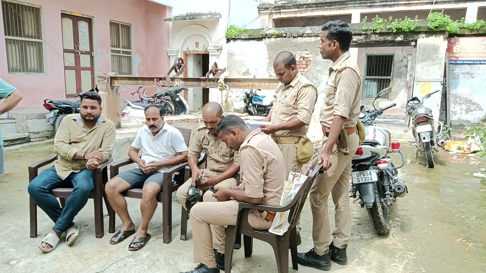 मृत युवक की फाइल फोटो,परिजनों से पूछताछ करती पुलिस: फोटो बच्चा गुप्ता मृत युवक की फाइल फोटो,परिजनों से पूछताछ करती पुलिस: फोटो बच्चा गुप्ता