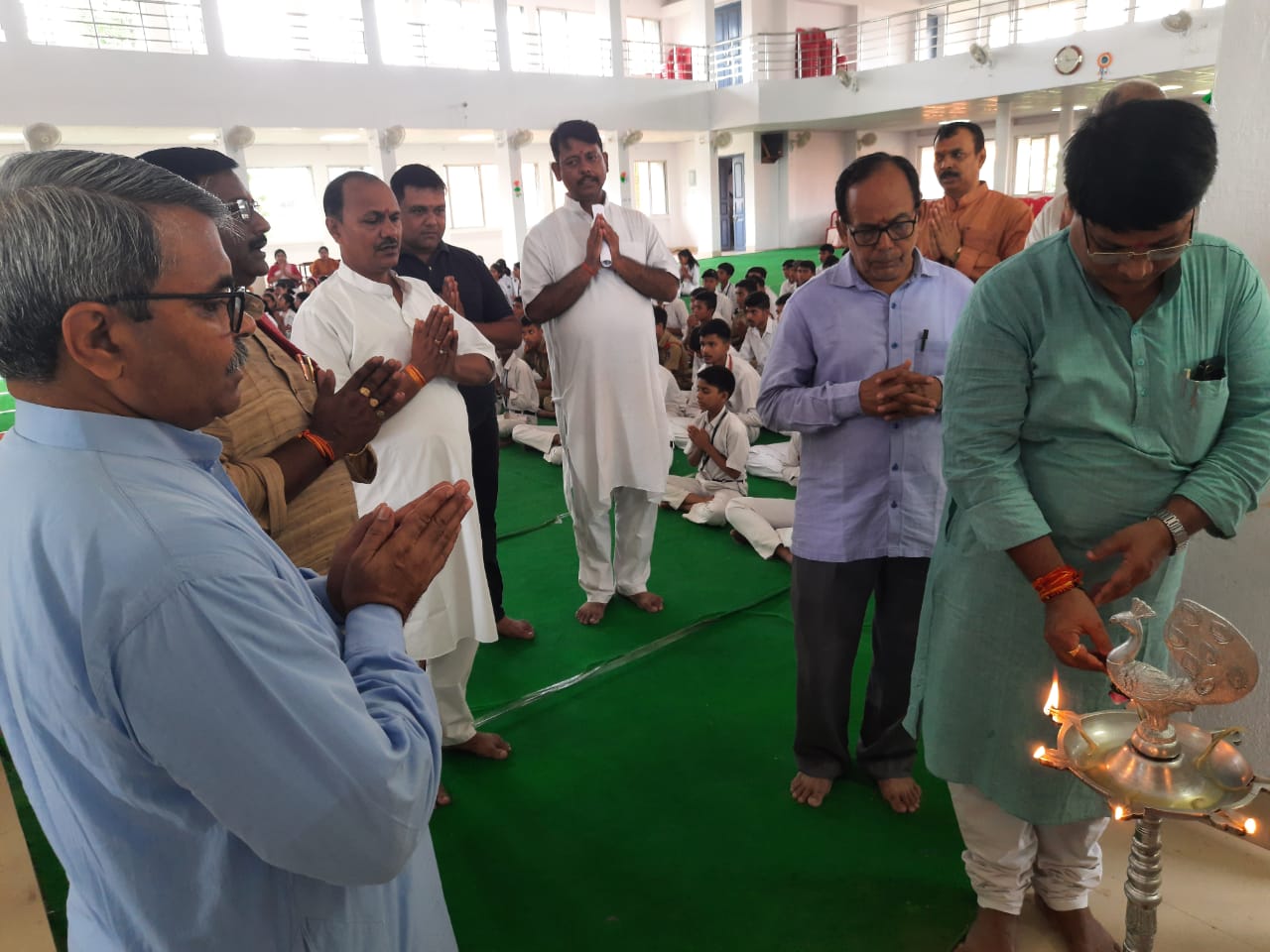 समापन समारोह का उद्घाटन करते अतिथि समापन समारोह का उद्घाटन करते अतिथि