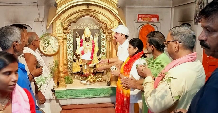 आदि केशव की आरती उतारते कार्यकर्ता: फोटो बच्चा गुप्ता आदि केशव की आरती उतारते कार्यकर्ता: फोटो बच्चा गुप्ता
