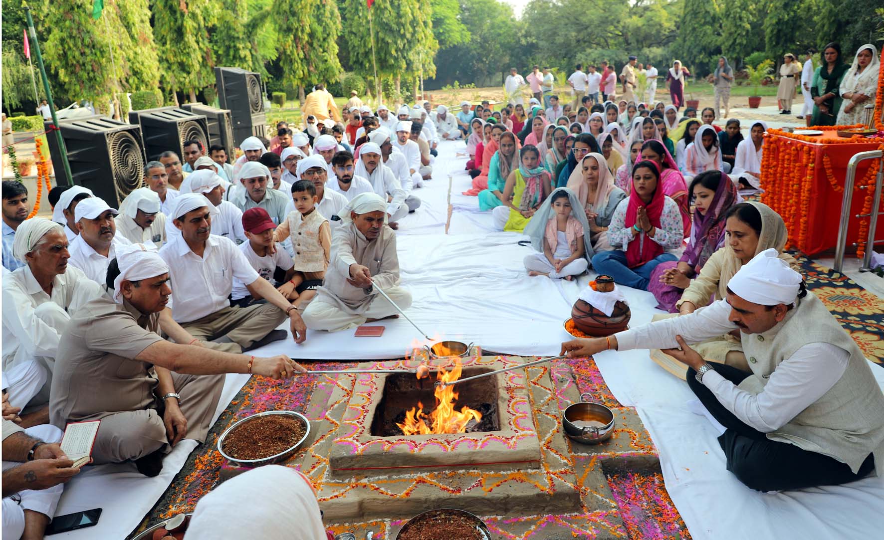 गुरु जम्भेश्वर जी महाराज धार्मिक अध्ययन संस्थान में हवन यज्ञ में मुख्य यजमान के रूप में आहुति देते कुलपति प्रो. नरसी राम बिश्नोई व उनकी धर्मपत्नी डॉ. वंदना बिश्नोई।