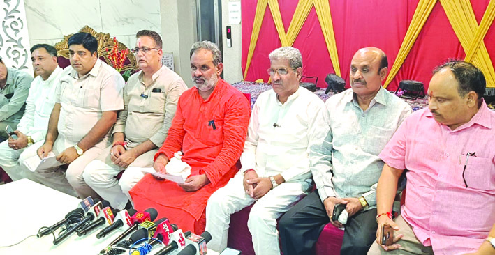 पत्रकारों से वार्ता करते हुए पत्रकारों से वार्ता करते हुए