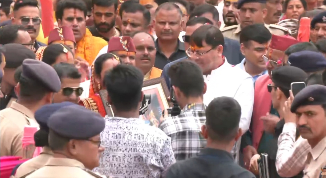 मुख्यमंत्री पुष्कर सिंह धामी पिथौरागढ़ के गंगोलीहाट में जन्माष्टमी कार्यक्रम में शामिल होते हुए। मुख्यमंत्री पुष्कर सिंह धामी पिथौरागढ़ के गंगोलीहाट में जन्माष्टमी कार्यक्रम में शामिल होते हुए।