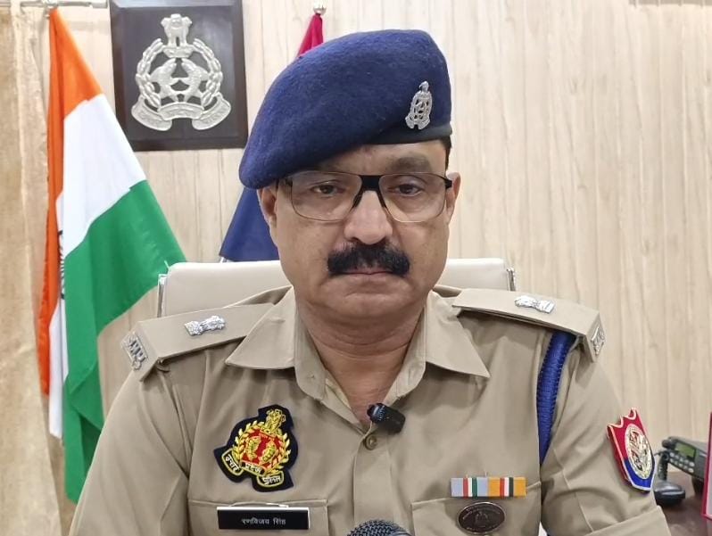 - सोशल मीडिया पर अवैध तमंचे के साथ रील बनाने के आरोपित आकिल की गिरफ्तारी की जानकारी देते पुलिस अधीक्षक नगर रणविजय सिंह । - सोशल मीडिया पर अवैध तमंचे के साथ रील बनाने के आरोपित आकिल की गिरफ्तारी की जानकारी देते पुलिस अधीक्षक नगर रणविजय सिंह ।