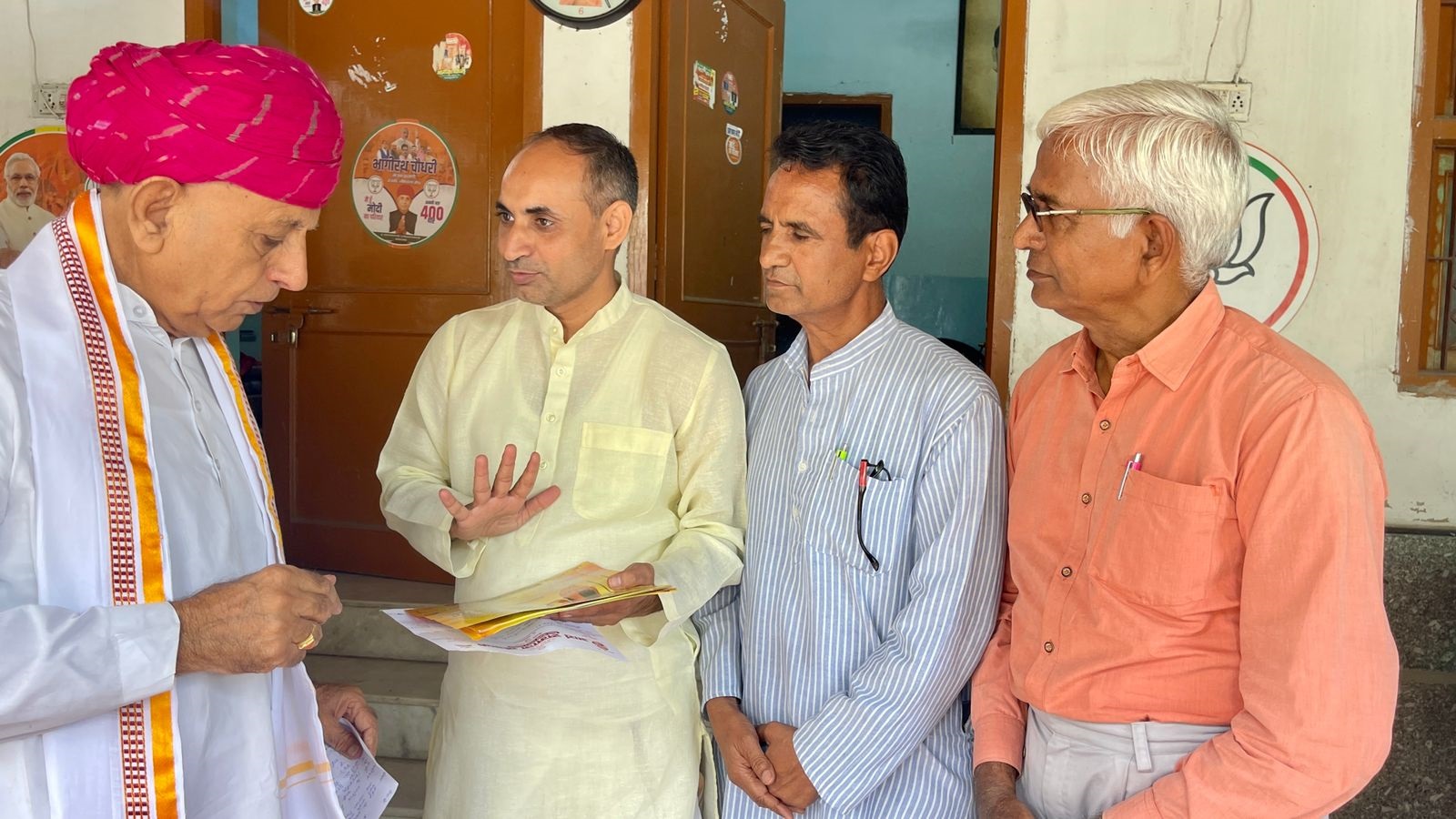 सांसद काे निमंत्रण देते माेक्षराज। सांसद काे निमंत्रण देते माेक्षराज।