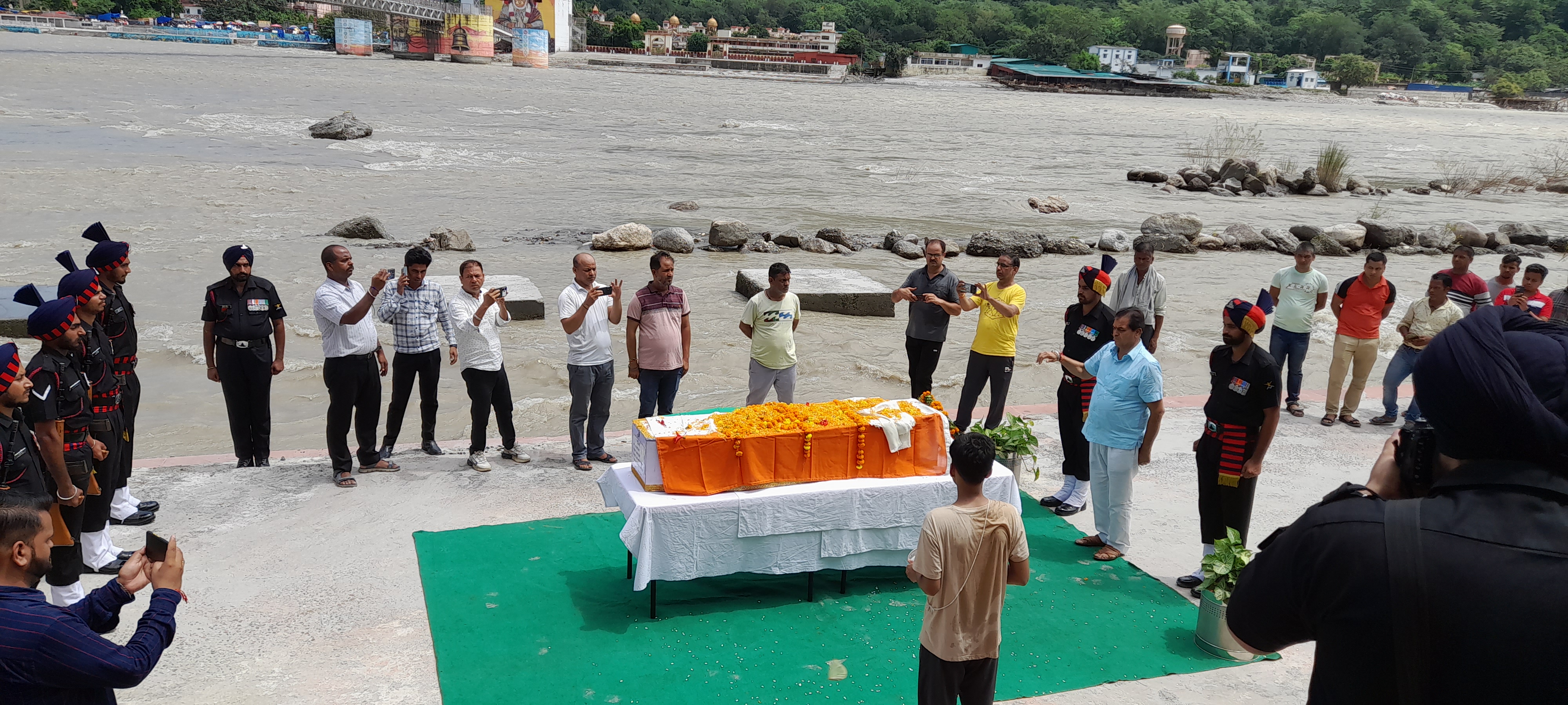 असम में शहीद हुए हवलदार को श्रद्धांजलि देते हुए असम में शहीद हुए हवलदार को श्रद्धांजलि देते हुए