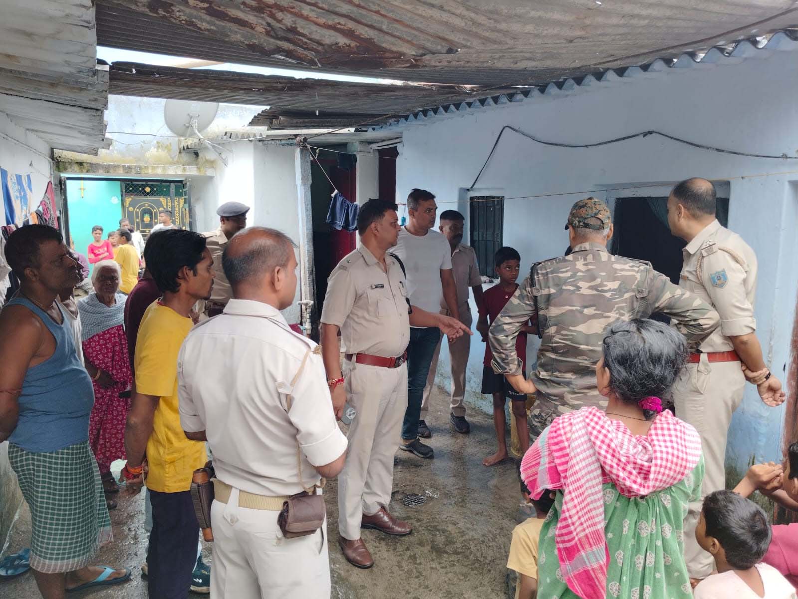 सुभाष प्रामाणिक पर अंधाधुंध फायरिंग के बाद माैके पर पहुंची पुलिस सुभाष प्रामाणिक पर अंधाधुंध फायरिंग के बाद माैके पर पहुंची पुलिस