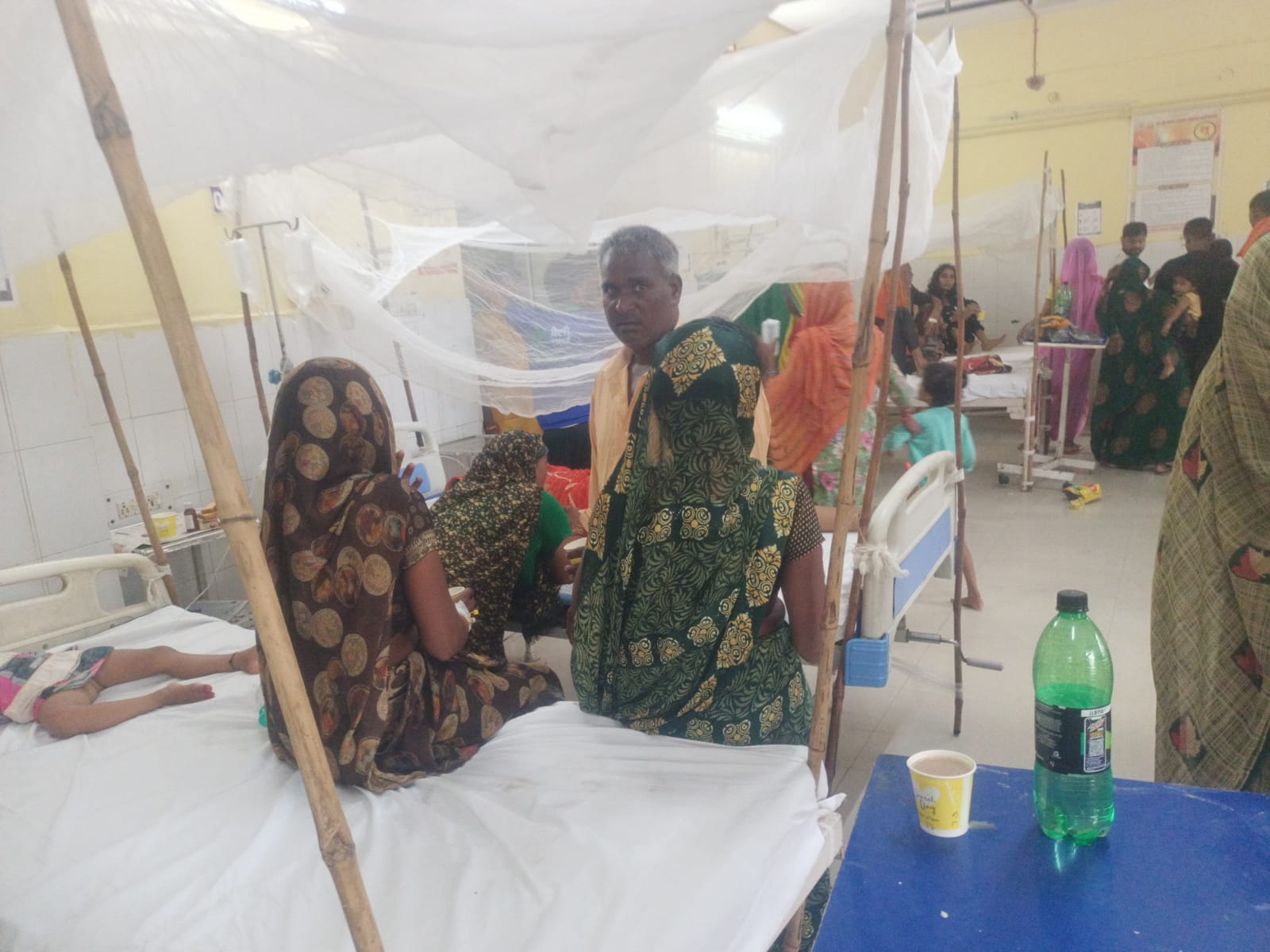 बीमार लाेग जिला अस्पताल में बीमार लाेग जिला अस्पताल में