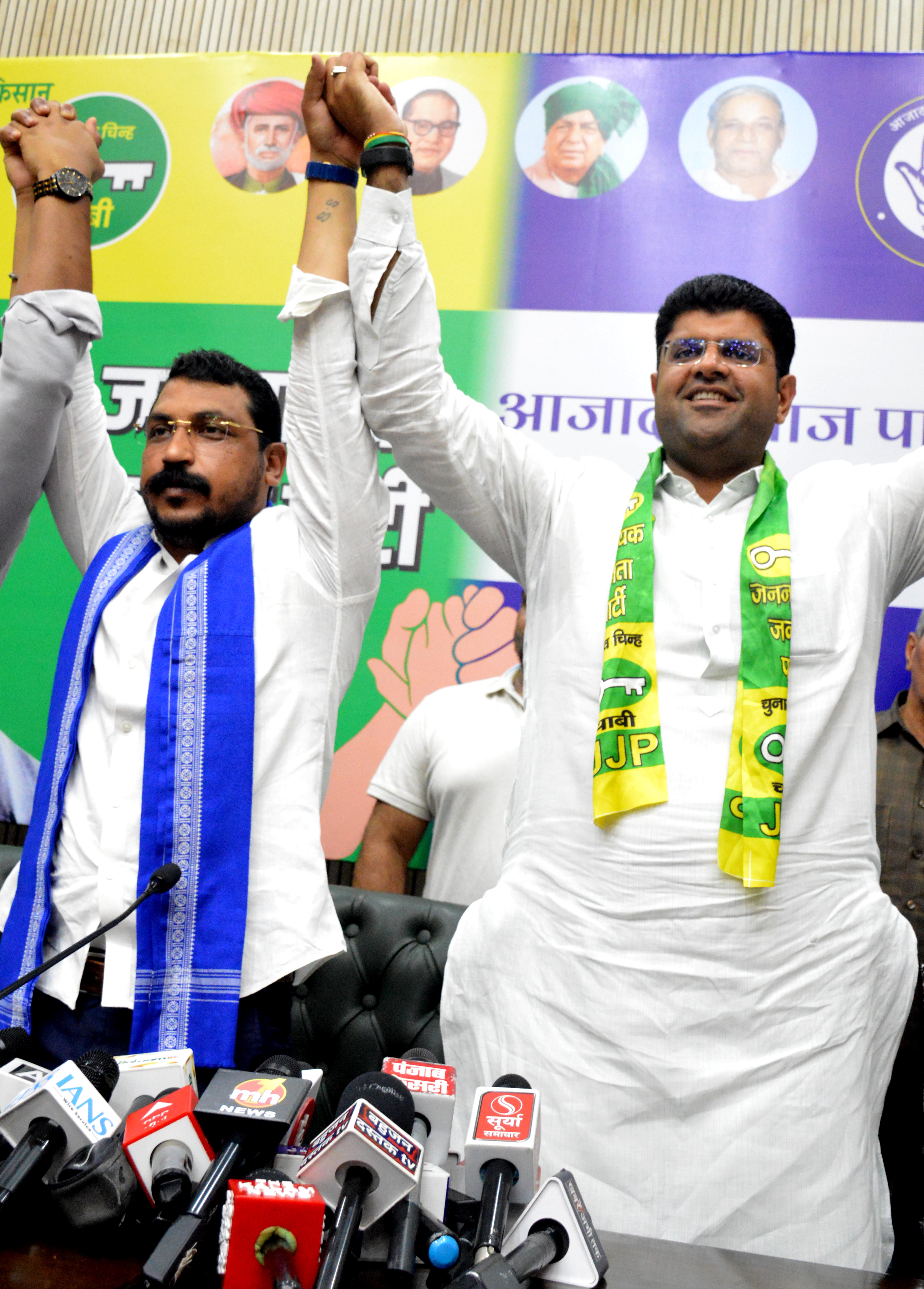 जजपा नेता दुष्यंत चौटाला दायीं ओर और आजाद समाज पार्टी (कांशीराम ) के नेता चंद्रशेखर आजाद बायीं ओर जजपा नेता दुष्यंत चौटाला दायीं ओर और आजाद समाज पार्टी (कांशीराम ) के नेता चंद्रशेखर आजाद बायीं ओर