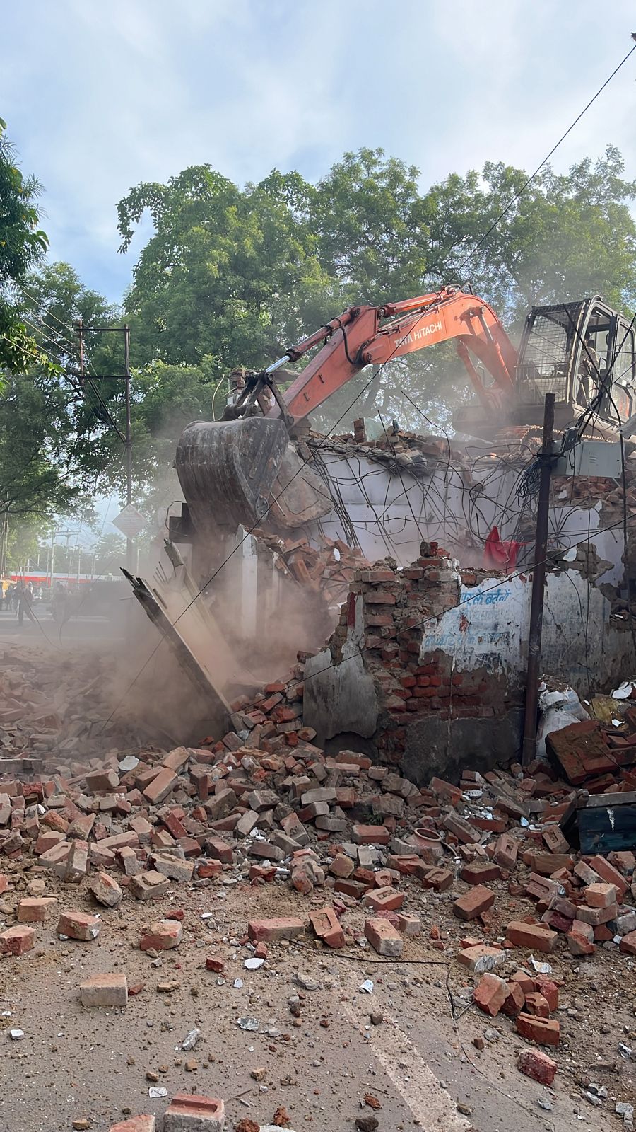 नगर निगम की जर्जर मकानों पर ताबड़तोड़ कार्यवाही नगर निगम की जर्जर मकानों पर ताबड़तोड़ कार्यवाही