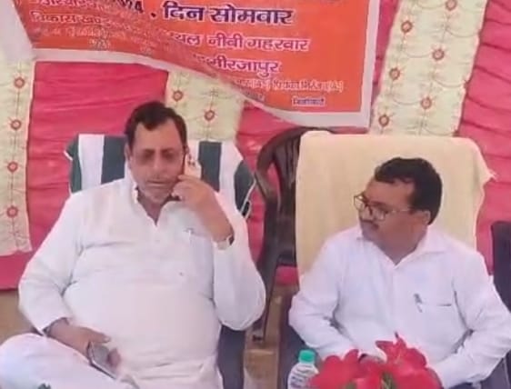 मंच से ही एसडीएम सदर से र्कारवाई की मांग करते नगर विधायक मंच से ही एसडीएम सदर से र्कारवाई की मांग करते नगर विधायक