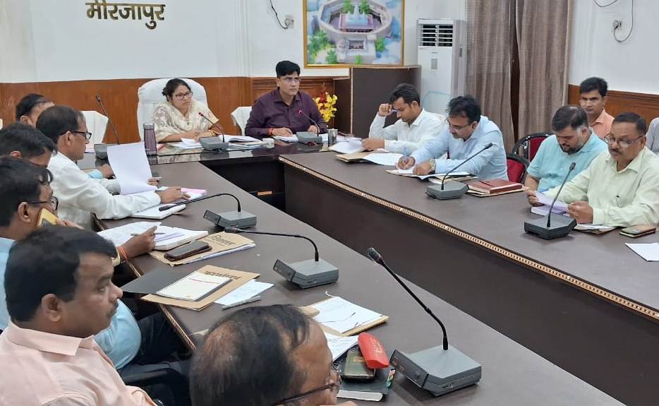 कर करेत्तर के प्रगति की समीक्षा करती जिलाधिकारी कर करेत्तर के प्रगति की समीक्षा करती जिलाधिकारी