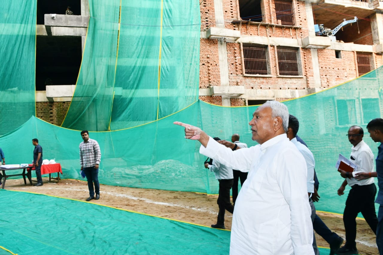 मुख्यमंत्री निर्माणाधीन माडल अस्पताल आ निरीक्षण करते हुए।