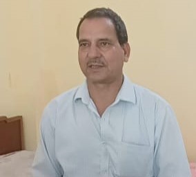 थराली के कुलसारी में पत्रकारों से बातचीत करते हुए पूर्व विधायक। थराली के कुलसारी में पत्रकारों से बातचीत करते हुए पूर्व विधायक।