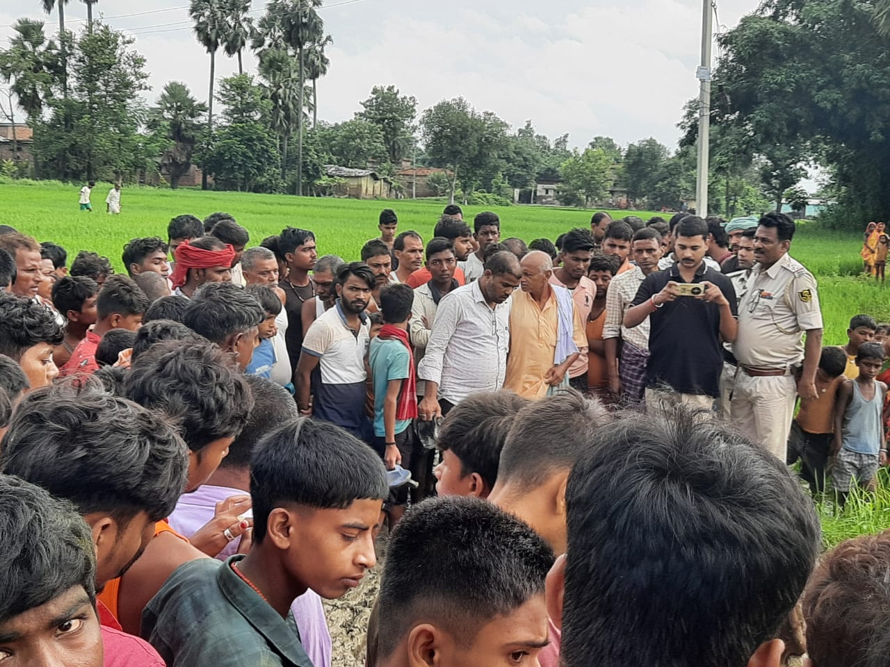 घटना के बाद जुटी लोगो की भीड़ घटना के बाद जुटी लोगो की भीड़