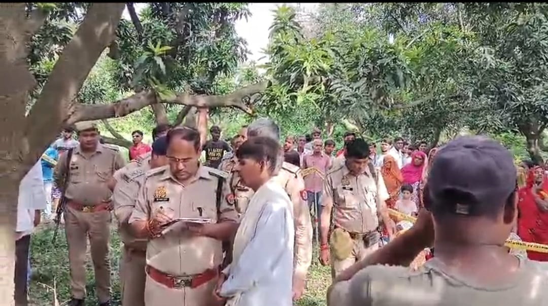 घटनास्थल पर जांच करती पुलिस घटनास्थल पर जांच करती पुलिस