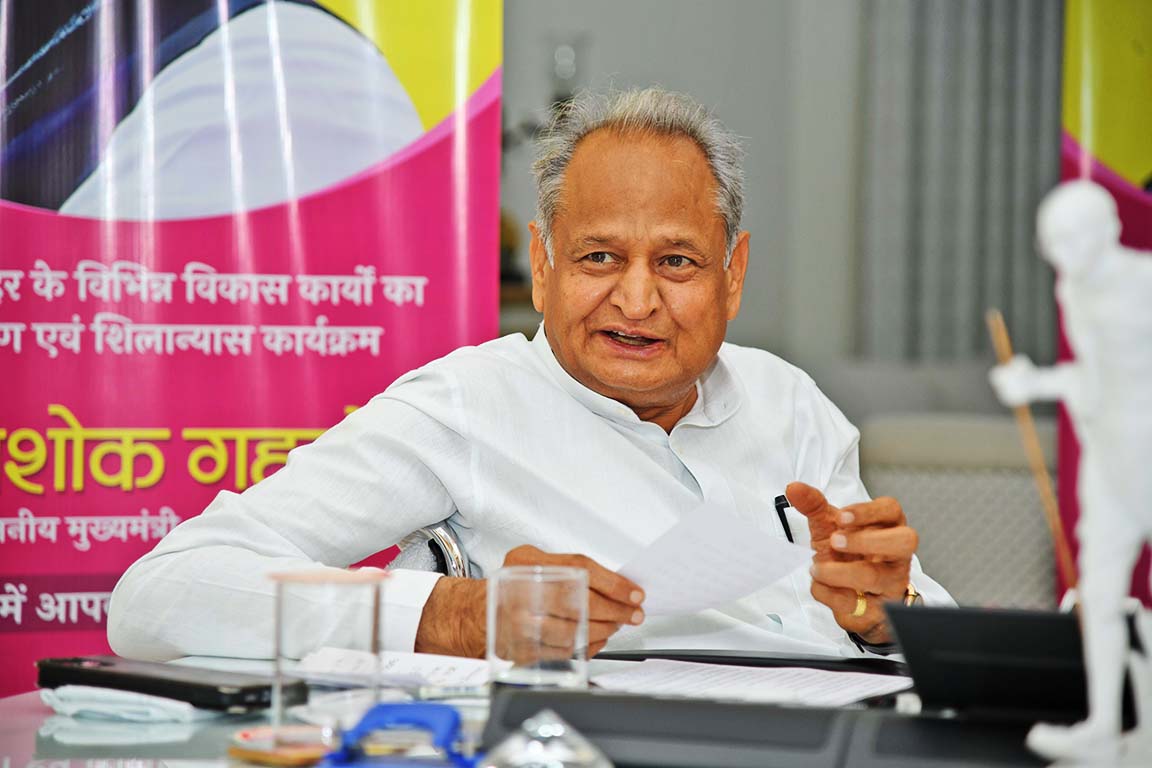 पूर्व मुख्यमंत्री एवं कांग्रेस के वरिष्ठ नेता अशोक गहलोत पूर्व मुख्यमंत्री एवं कांग्रेस के वरिष्ठ नेता अशोक गहलोत