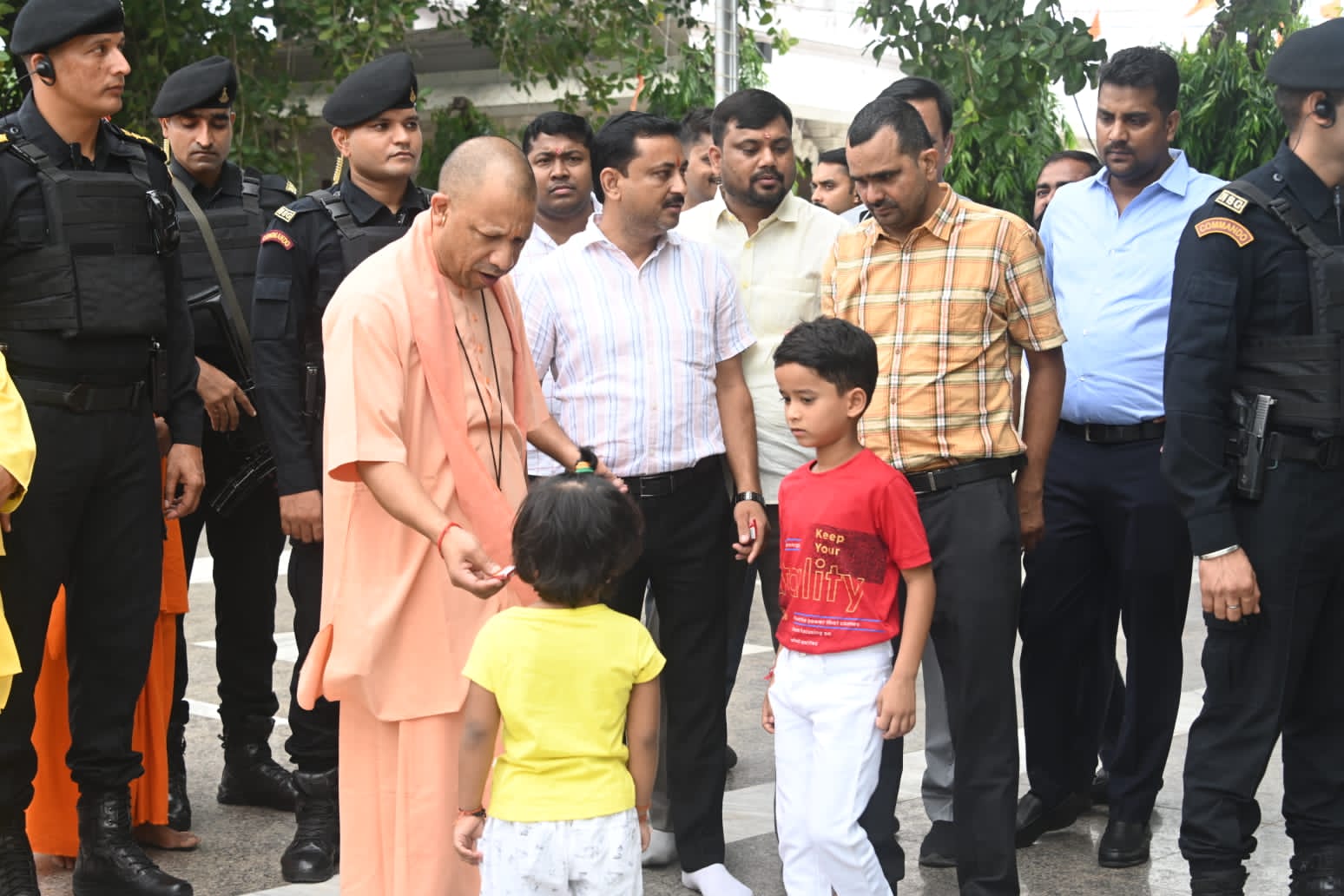 गोवंश को दुलारकर गुड़ और केला खिलाया गोरक्षपीठाधीश्वर ने* गोवंश को दुलारकर गुड़ और केला खिलाया गोरक्षपीठाधीश्वर ने*