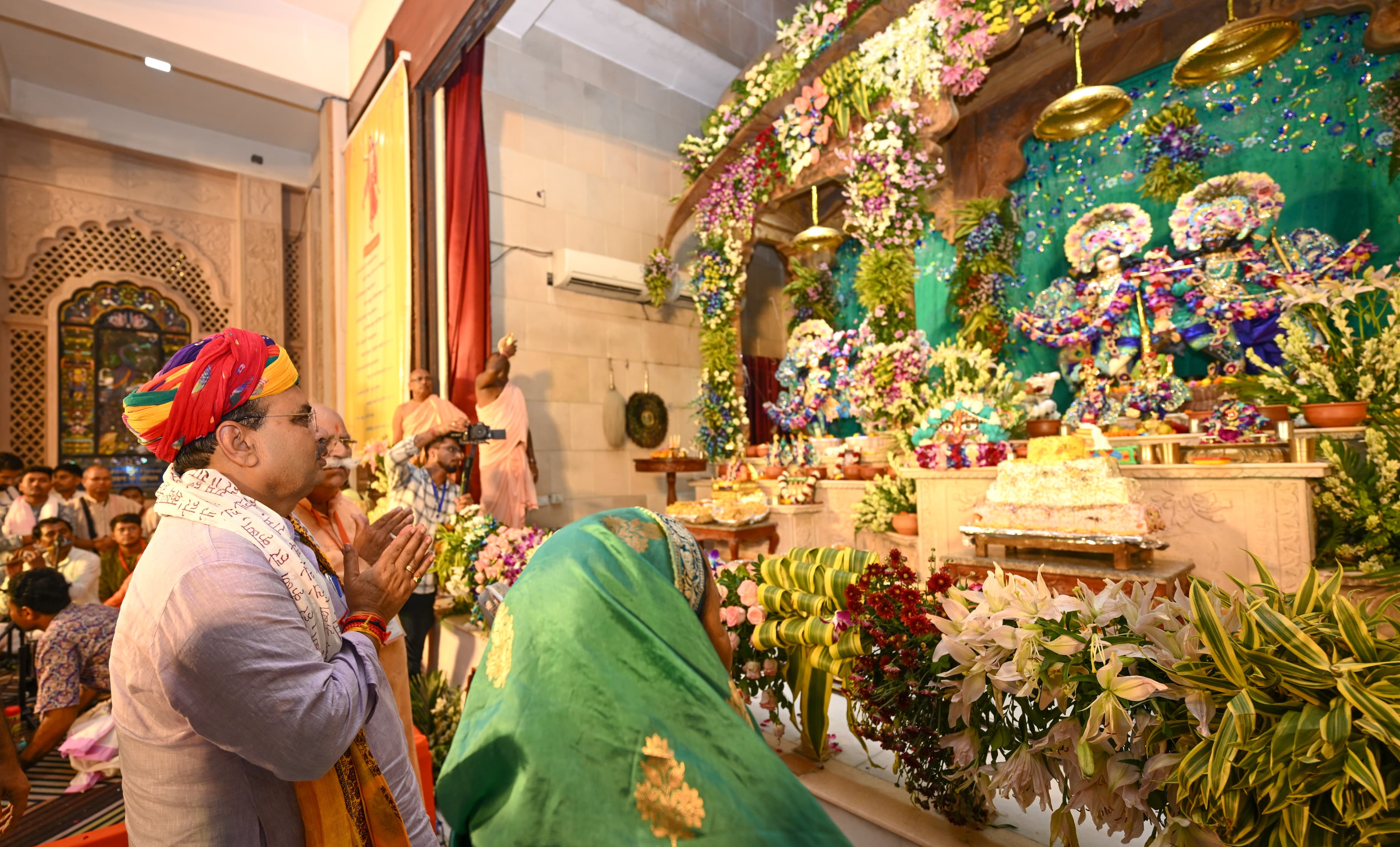 मुख्यमंत्री भजनलाल शर्मा सपरिवार इस्कॉन मन्दिर में दर्शन करते हुए मुख्यमंत्री भजनलाल शर्मा सपरिवार इस्कॉन मन्दिर में दर्शन करते हुए