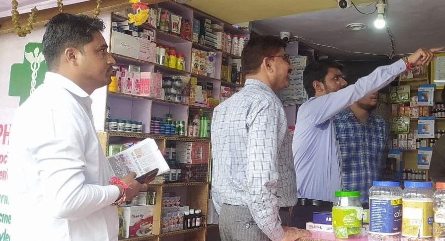 देवाल में दवा की दुकानों की जांच करते हुए राजस्व व स्वास्थ्य विभाग की टीम। देवाल में दवा की दुकानों की जांच करते हुए राजस्व व स्वास्थ्य विभाग की टीम।