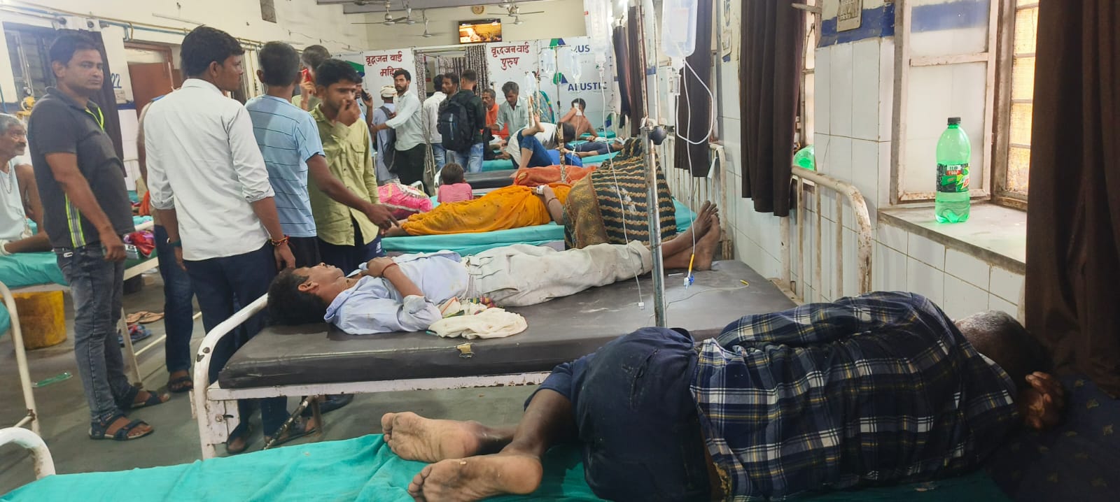 ट्रेक्टर ट्राली पलटने से युवक की मौत,एक दर्जन हुए घायल ट्रेक्टर ट्राली पलटने से युवक की मौत,एक दर्जन हुए घायल