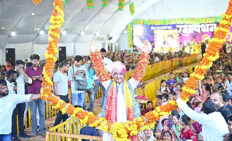 नरेला रक्षाबंधन महोत्सवः चौथे दिन 36 हज़ार 344 बहनों ने मंत्री सारंग को बांधी राखी नरेला रक्षाबंधन महोत्सवः चौथे दिन 36 हज़ार 344 बहनों ने मंत्री सारंग को बांधी राखी