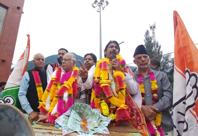 कांग्रेस उम्मीदवार गुलाम अहमद मीर ने अपना नामांकन दाखिल किया कांग्रेस उम्मीदवार गुलाम अहमद मीर ने अपना नामांकन दाखिल किया