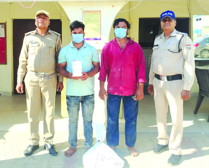 पुलिस गिरफ्त में आरोपित पुलिस गिरफ्त में आरोपित
