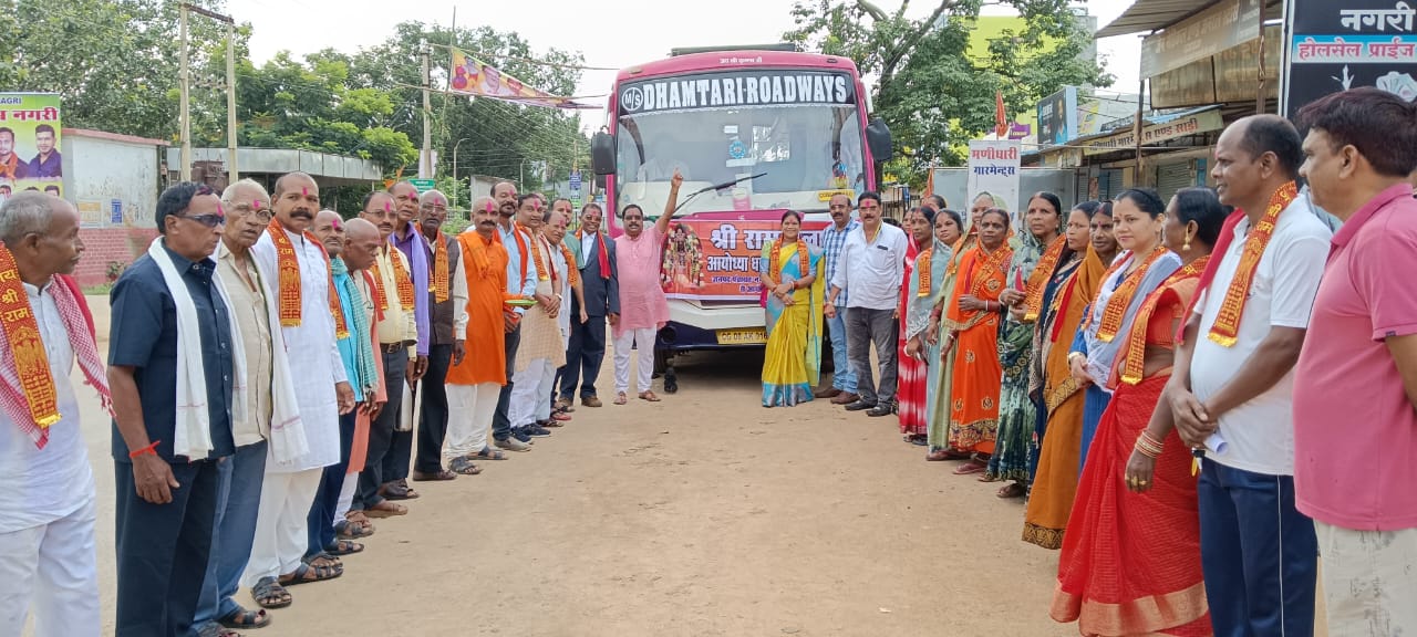 कांशी विश्वनाथ दर्शन के लिए रवाना होने पूर्व बस के सामने खड़े दर्शनार्थी। कांशी विश्वनाथ दर्शन के लिए रवाना होने पूर्व बस के सामने खड़े दर्शनार्थी।