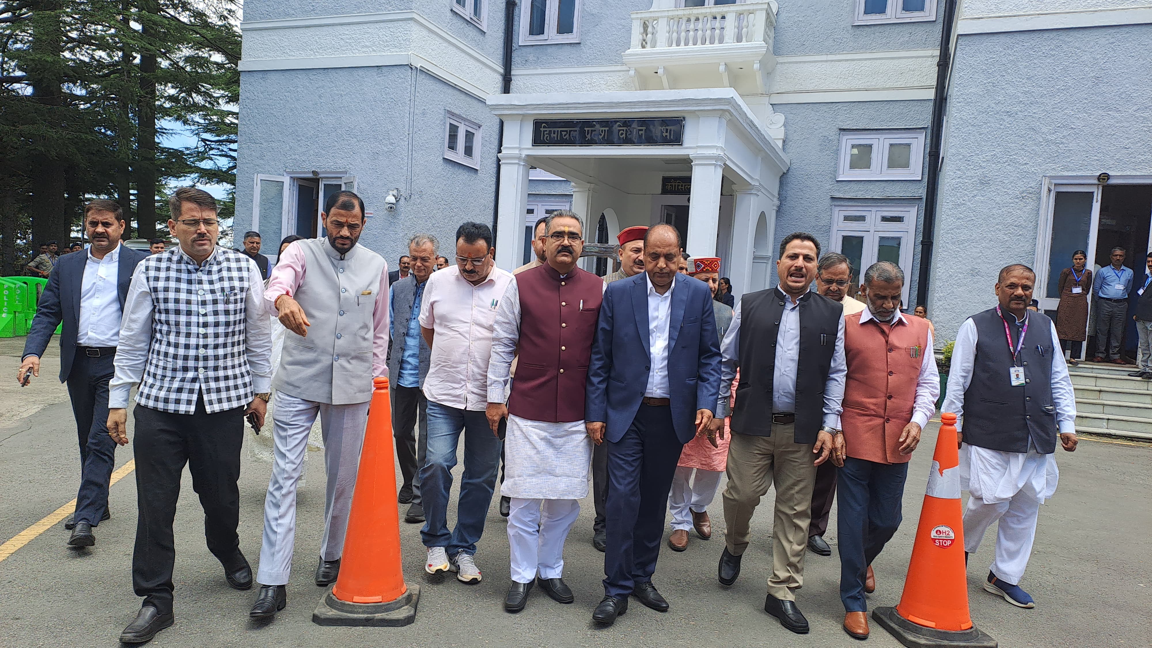 वाकआउट करते विपक्षी सदस्य वाकआउट करते विपक्षी सदस्य