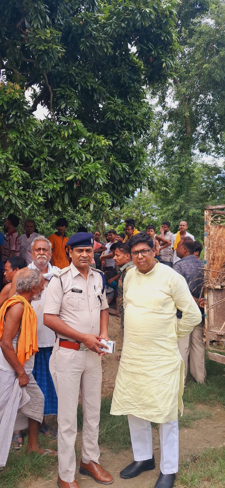 घटना की जांच करती पुलिस घटना की जांच करती पुलिस