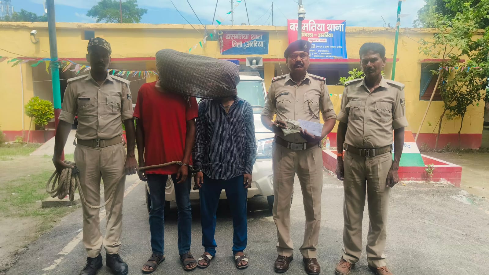 अररिया फोटो:गिरफ्तार दोनों आरोपित नेपाली नागरिक अररिया फोटो:गिरफ्तार दोनों आरोपित नेपाली नागरिक