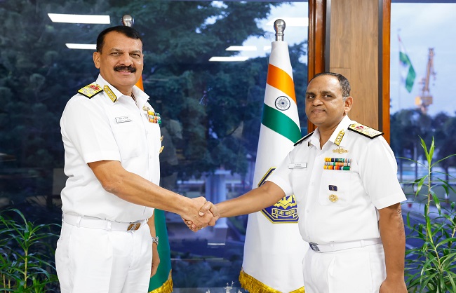 नौसेना प्रमुख और दक्षिणी नौसेना कमान के कमांडिंग इन चीफ वाइस एडमिरल वी श्रीनिवास नौसेना प्रमुख और दक्षिणी नौसेना कमान के कमांडिंग इन चीफ वाइस एडमिरल वी श्रीनिवास