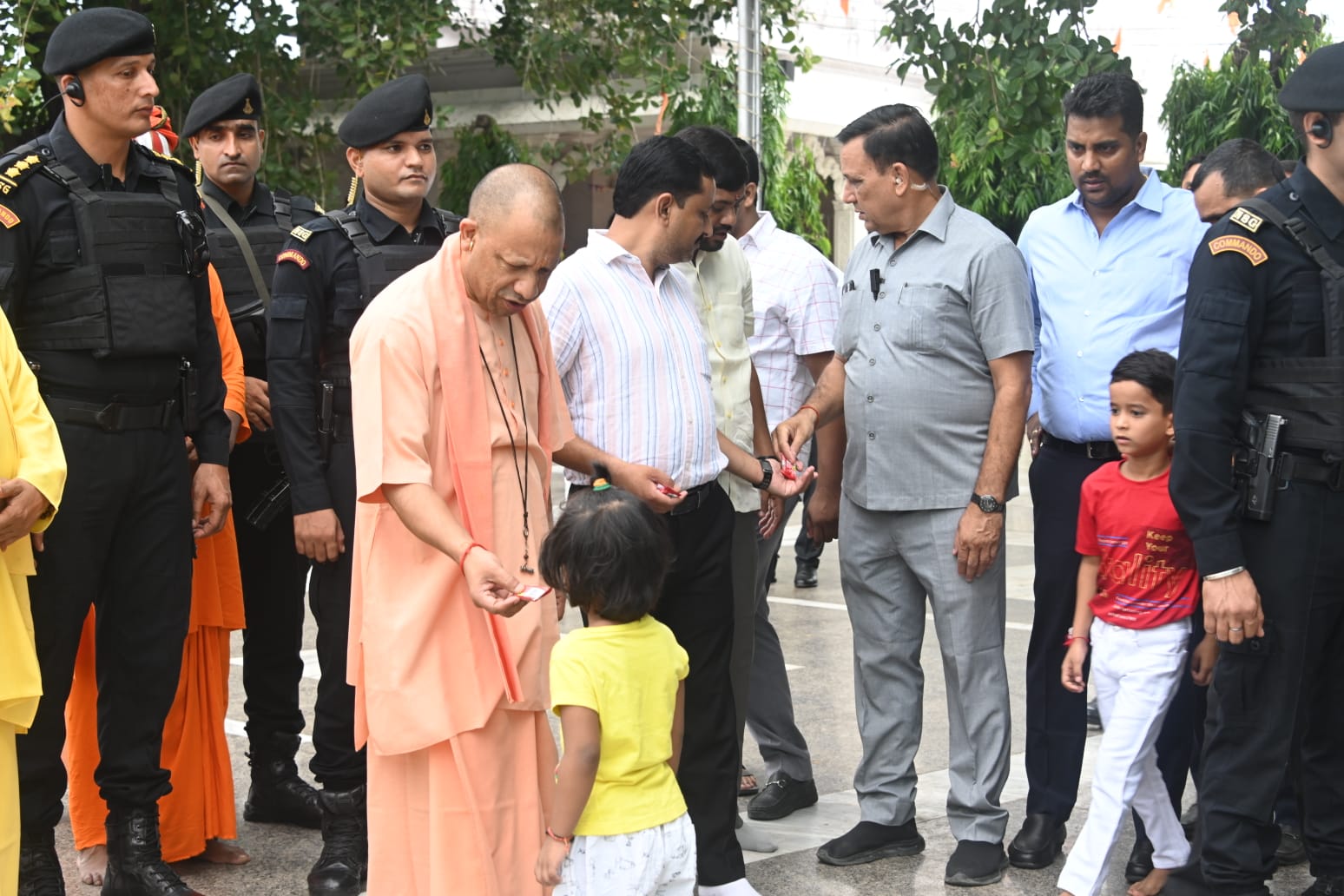 गोवंश को दुलारकर गुड़ और केला खिलाया गोरक्षपीठाधीश्वर ने* गोवंश को दुलारकर गुड़ और केला खिलाया गोरक्षपीठाधीश्वर ने*