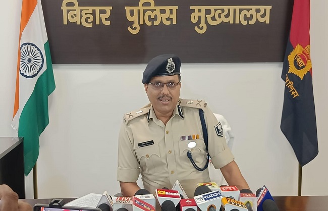 अपर पुलिस महानिदेशक (यातायात) पत्रकार वार्ता के दौरान अपर पुलिस महानिदेशक (यातायात) पत्रकार वार्ता के दौरान