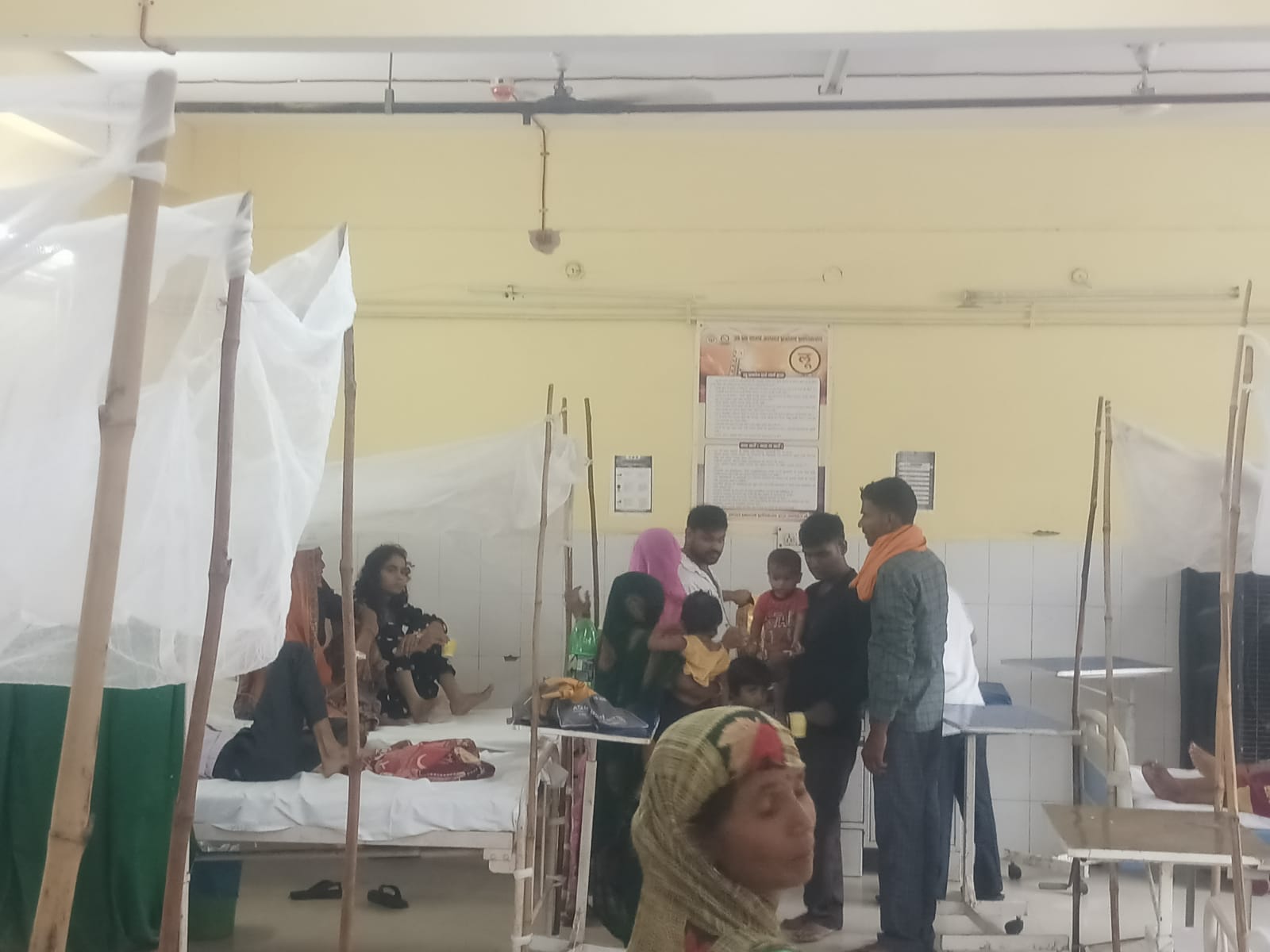 बीमार लाेग जिला असपताल में बीमार लाेग जिला असपताल में