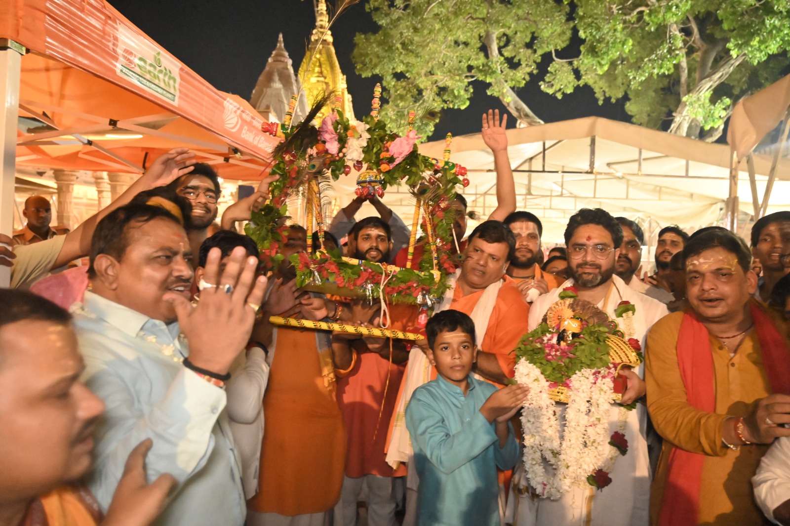बाबा विश्वनाथ की मंगला आरती,विराजे लड्डू गोपाल:फोटो बच्चा गुप्ता बाबा विश्वनाथ की मंगला आरती,विराजे लड्डू गोपाल:फोटो बच्चा गुप्ता