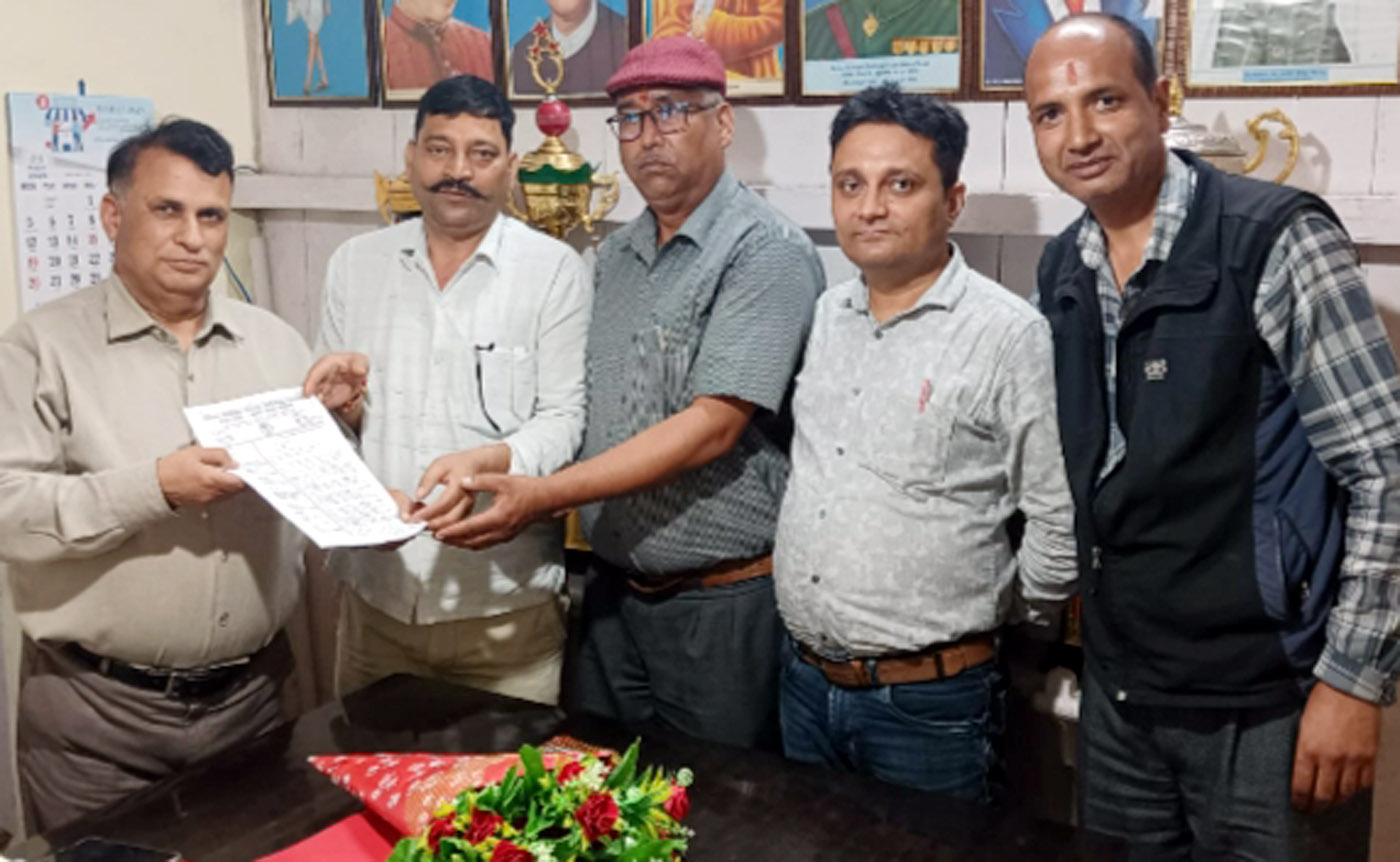 कुमाऊँ मण्डल के अपर शिक्षा निदेशक को ज्ञापन सोंपते एजूकेशनल मिनिस्ट्रियल आफीसर्स एसोसियेशन के पदाधिकारी। कुमाऊँ मण्डल के अपर शिक्षा निदेशक को ज्ञापन सोंपते एजूकेशनल मिनिस्ट्रियल आफीसर्स एसोसियेशन के पदाधिकारी।