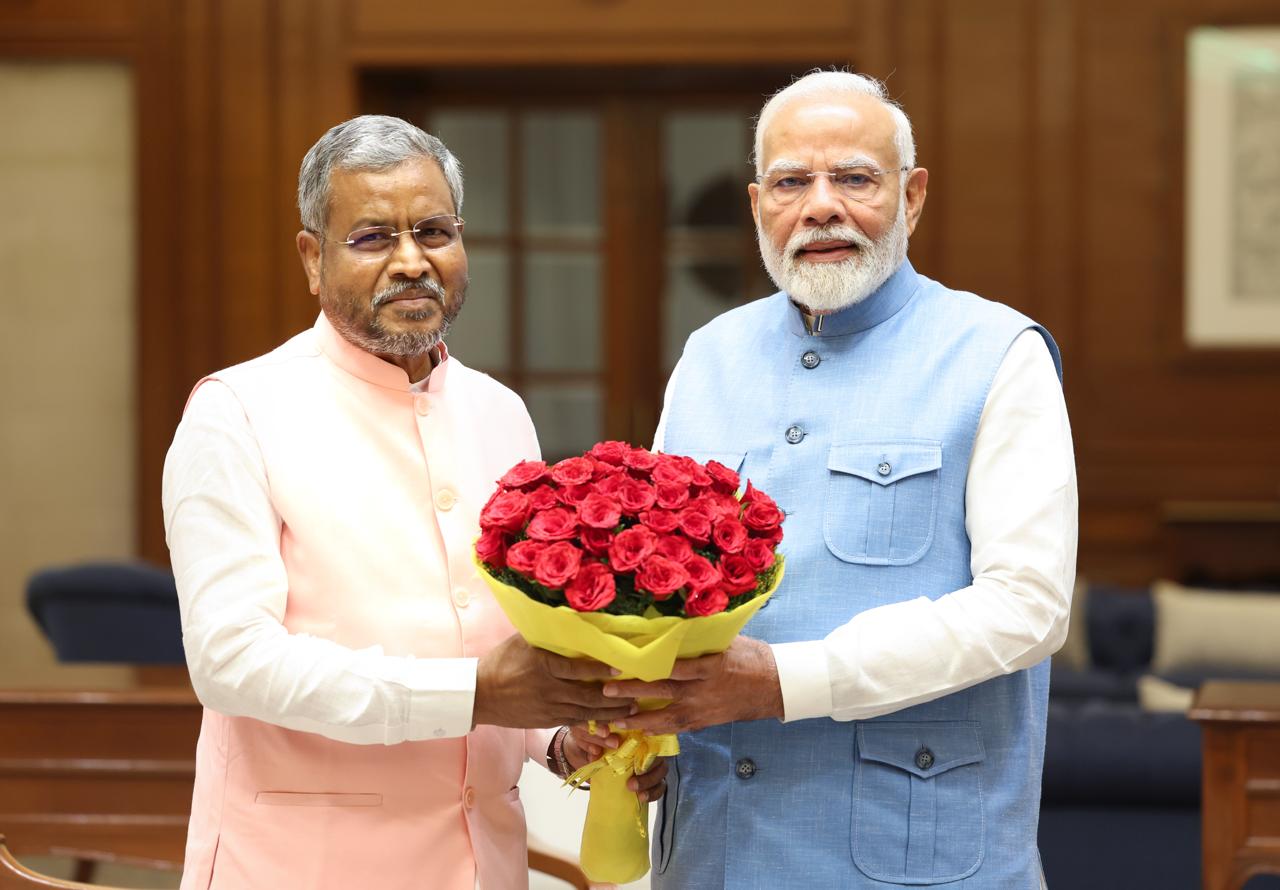 प्रधानमंत्री मोदी से मिलते भाजपा प्रदेश अध्यक्ष बाबूलाल मरांडी प्रधानमंत्री मोदी से मिलते भाजपा प्रदेश अध्यक्ष बाबूलाल मरांडी