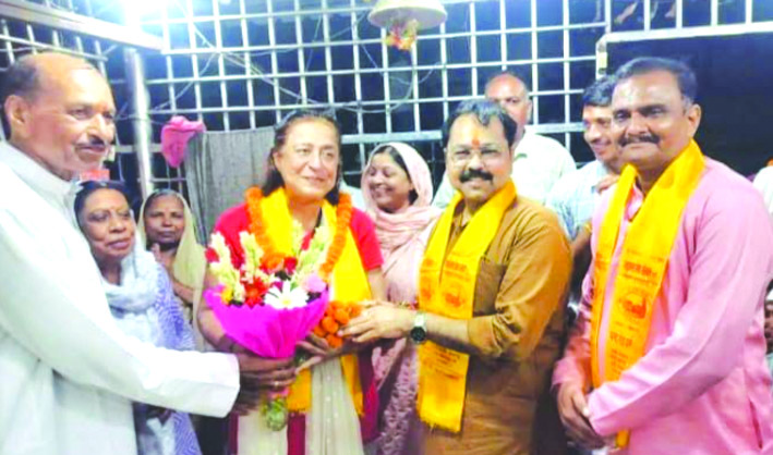 सम्मानित करते हुए सम्मानित करते हुए