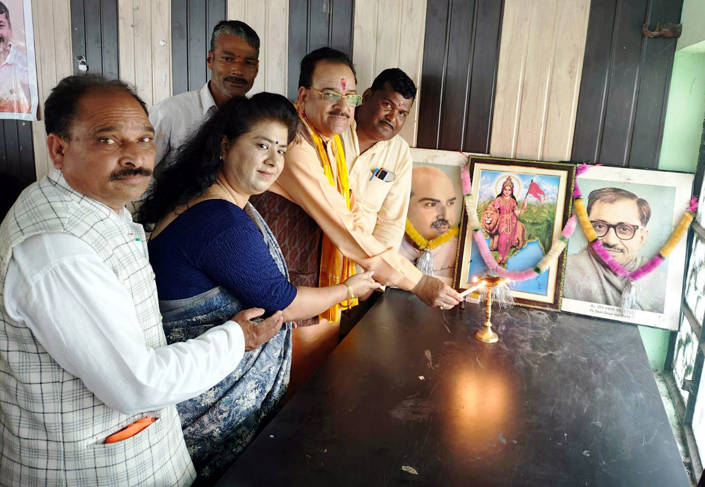गरमपानी में कार्यशाला का दीप प्रज्वलित कर शुभारंभ करते सांसद एवं अन्य। गरमपानी में कार्यशाला का दीप प्रज्वलित कर शुभारंभ करते सांसद एवं अन्य।
