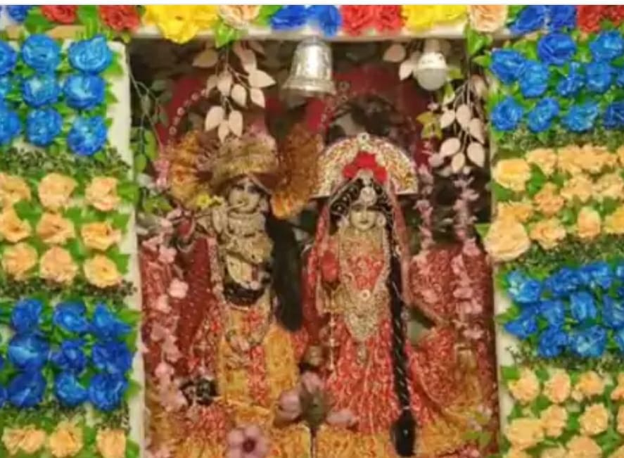 रायपुर के इस्कॉन मंदिर में फूलों से सजाए गए राधा कृष्ण रायपुर के इस्कॉन मंदिर में फूलों से सजाए गए राधा कृष्ण