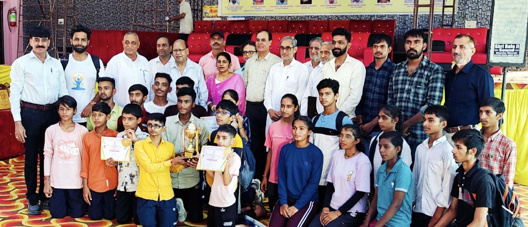 उप विजेता ट्रॉफी के साथ हिसार टीम के प्रतिभागी उप विजेता ट्रॉफी के साथ हिसार टीम के प्रतिभागी