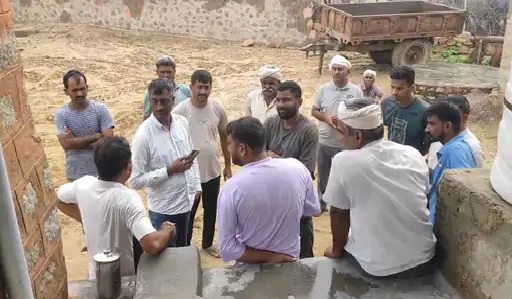 हरसाणी गांव में हवलदार नखत सिंह के घर के पास बने सभा भवन के बाहर इकट्ठे गांव के लोग। हरसाणी गांव में हवलदार नखत सिंह के घर के पास बने सभा भवन के बाहर इकट्ठे गांव के लोग।