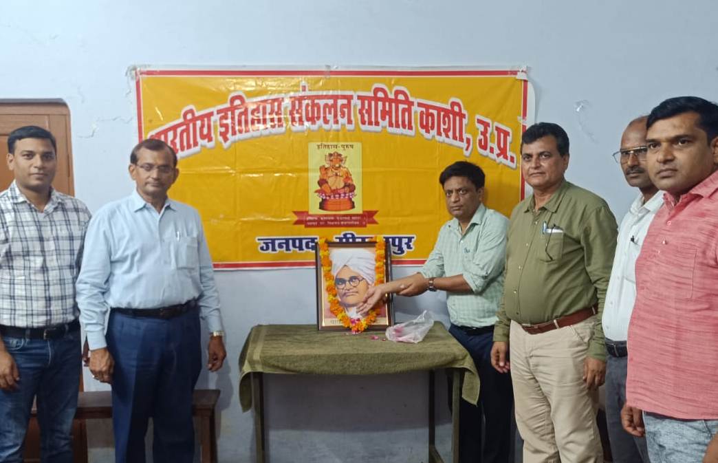 बाबा साहब आप्टे का जन्म दिवस मनाते प्रो. अशोक कुमार सिंह व अन्य बाबा साहब आप्टे का जन्म दिवस मनाते प्रो. अशोक कुमार सिंह व अन्य