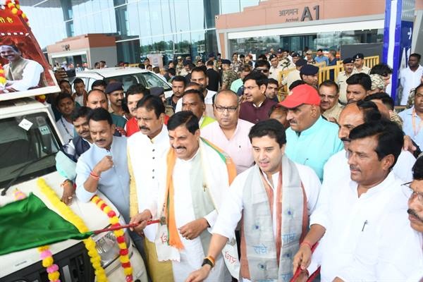 ग्वालियरः मुख्यमंत्री डॉ. यादव और केन्द्रीय मंत्री सिंधिया ने पशु सेवा रथ को हरी झंडी दिखाकर किया रवाना ग्वालियरः मुख्यमंत्री डॉ. यादव और केन्द्रीय मंत्री सिंधिया ने पशु सेवा रथ को हरी झंडी दिखाकर किया रवाना