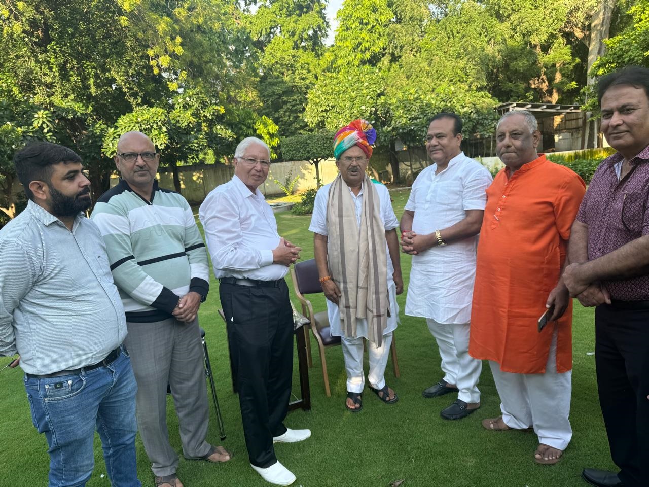 प्रतिनिधि ने देवनानी का साफा पहनाकर और शाल ओढ़ाकर अभिनंदन किया। प्रतिनिधि ने देवनानी का साफा पहनाकर और शाल ओढ़ाकर अभिनंदन किया।