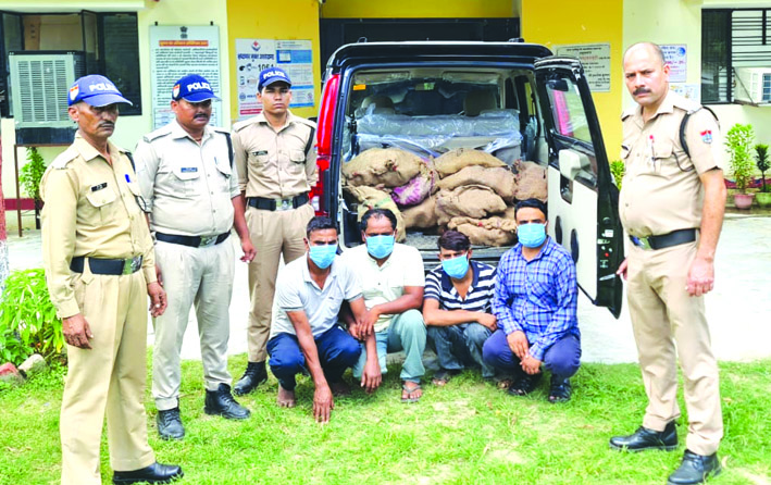 पुलिस गिरफ्त में आरोपित पुलिस गिरफ्त में आरोपित