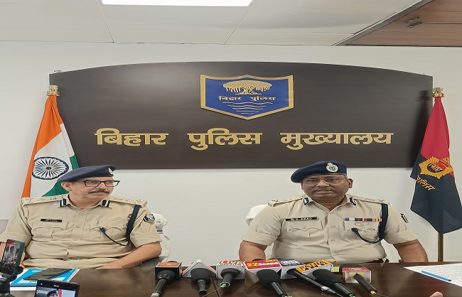 पत्रकार वार्ता के दैरान पुलिस मुख्यालय में पुलिस पदाधिकारी, महिलाओं की सुरक्षा को लेकर जानकारी देते हुए। पत्रकार वार्ता के दैरान पुलिस मुख्यालय में पुलिस पदाधिकारी, महिलाओं की सुरक्षा को लेकर जानकारी देते हुए।